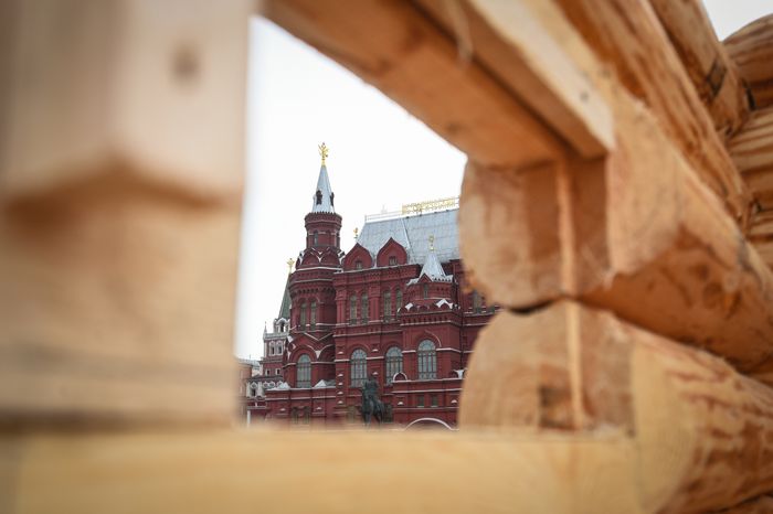 Монтаж инсталляций для фестиваля «Московская Масленица» на Манежной площади