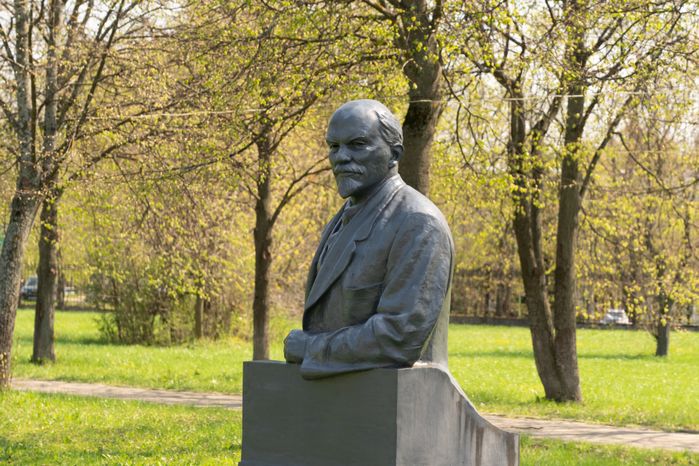 Бюсты Ленина и других коммунистов 