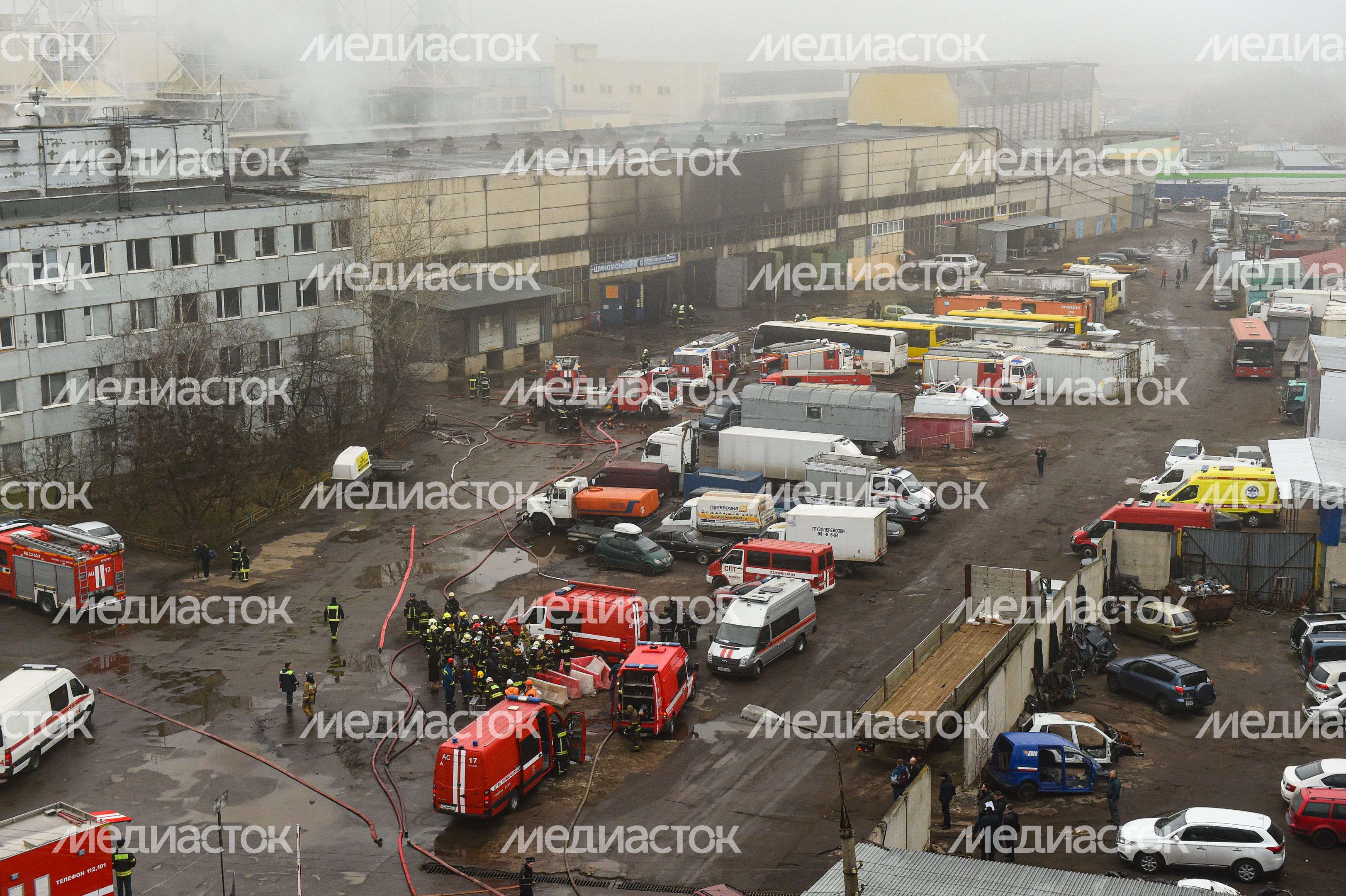 Пожар в складском помещении на улице Маршала Прошлякова в Москве