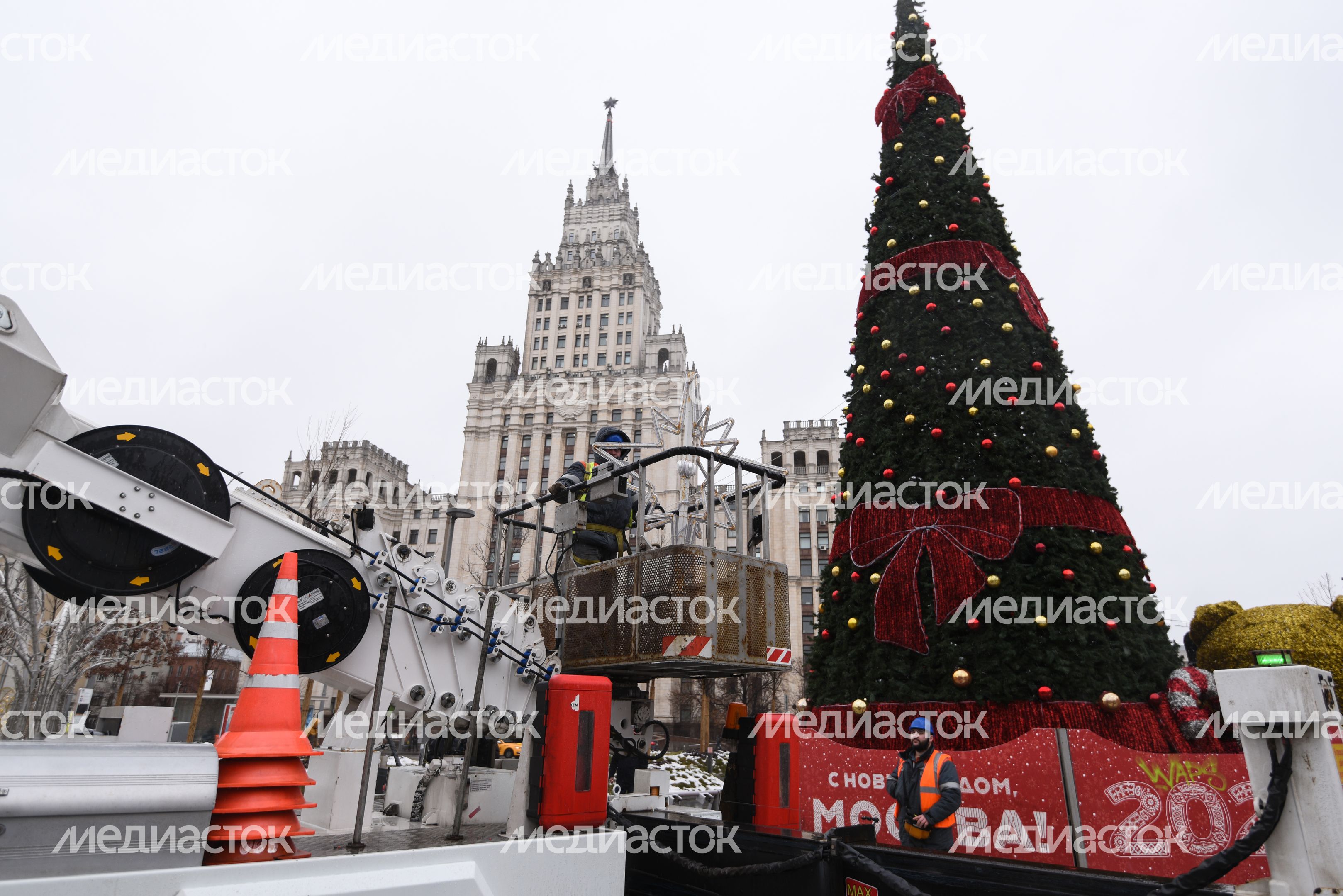 Демонтаж и складирование новогодних елок в Москве