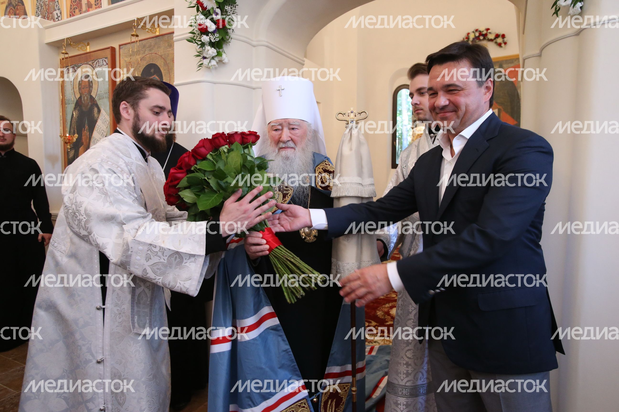 Губернатор принял участие в церемонии освящения нового храма и возложении цветов к Вечному огню в Королеве