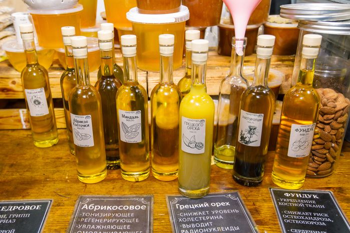 Торговля традиционными русскими продуктами на выставке «Ладья. Зимняя сказка 2024»