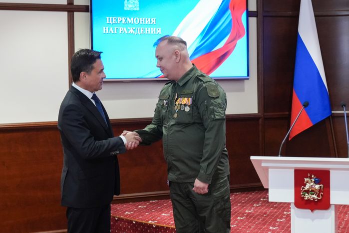 Андрей Воробьев вручил ордена и медали добровольцам из Подмосковья