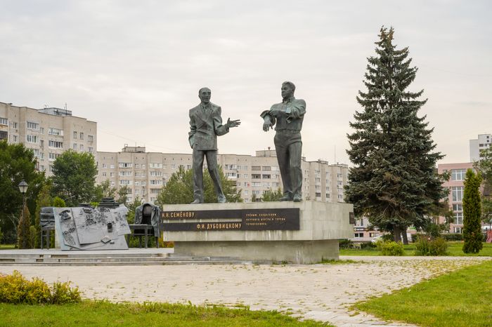 Черноголовка. Памятник Семенову и Дубовицкому