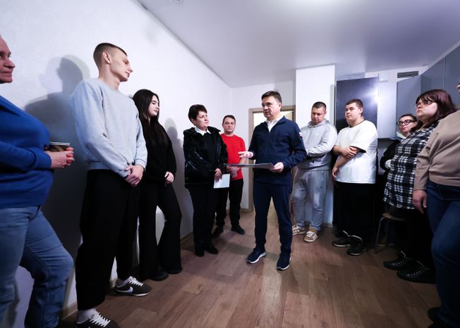 Андрей Воробьев навестил волоколамских новоселов, переехавших из аварийного жилья