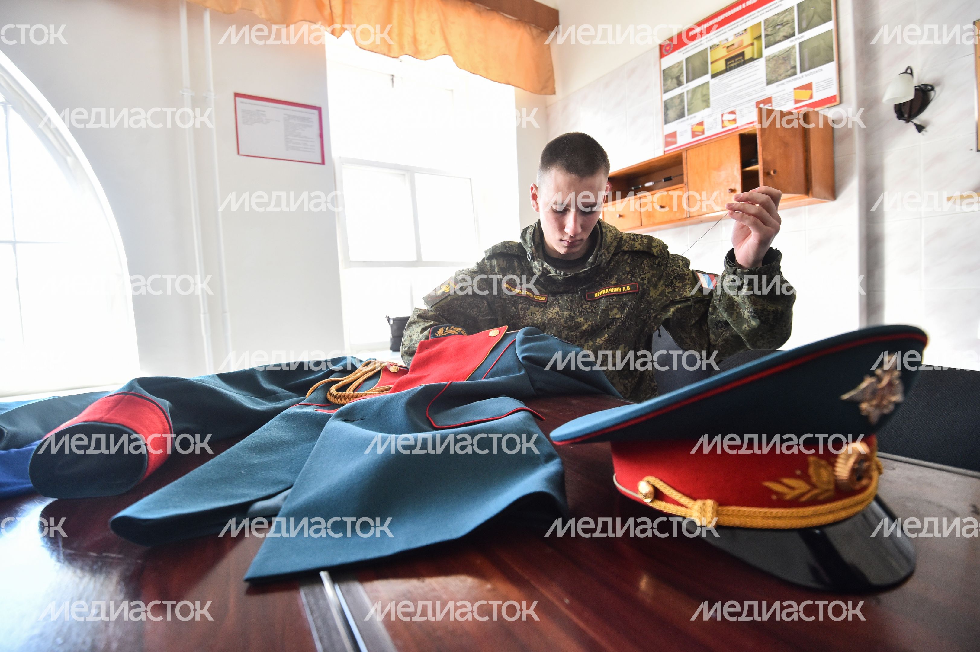 Подготовка военнослужащих отдельного комендантского Преображенского полка к военному параду на Красной площади