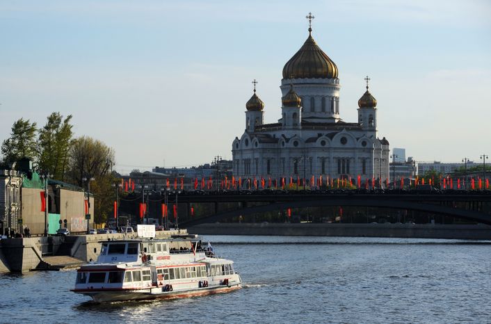 Вид на Храм Христа Спасителя в Москве