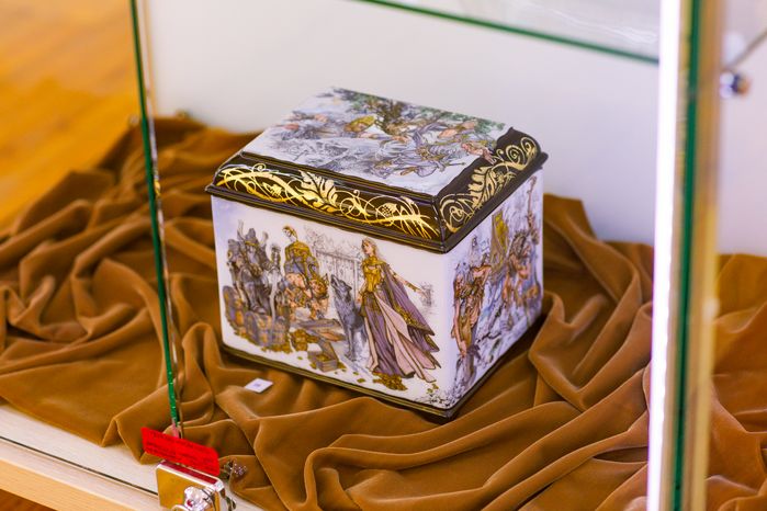 Шкатулка со сказочными персонажами А.С. Пушкина в технике лаковой миниатюры Федоскино
