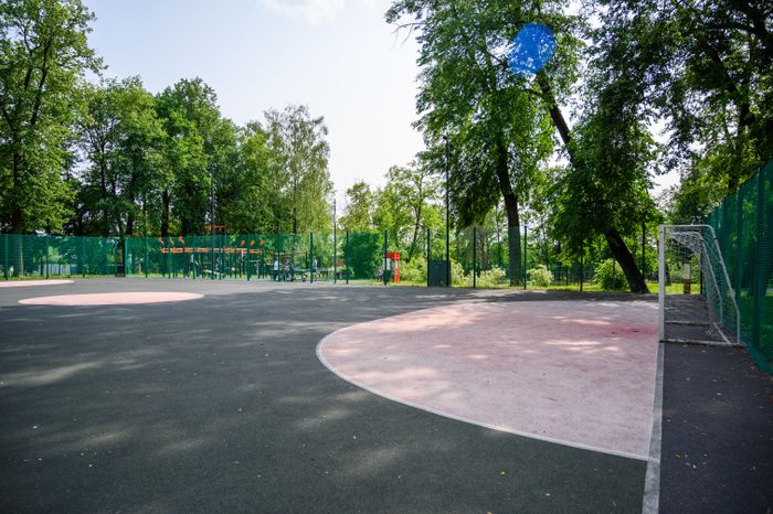 Спортивная площадка в парке культуры и отдыха им. Олега Степанова в Серпухове летом