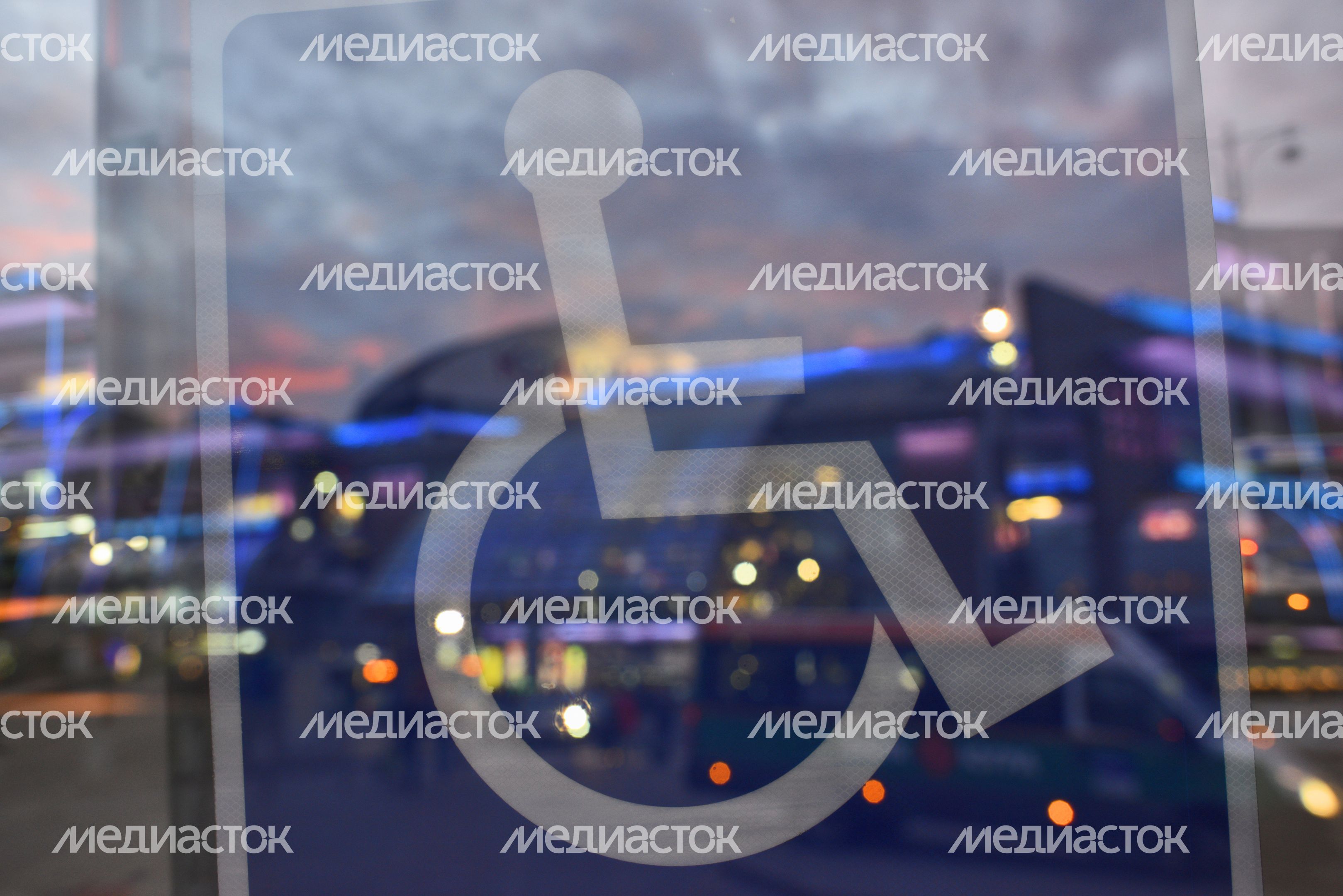 Стоянка для инвалидов на площади Европы в Москве Стоянка для инвалидов на площади Европы в Москве