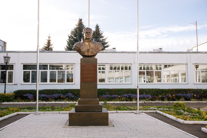 Краснознаменск. Бюст космонавта Германа Титова во дворе лицея № 1