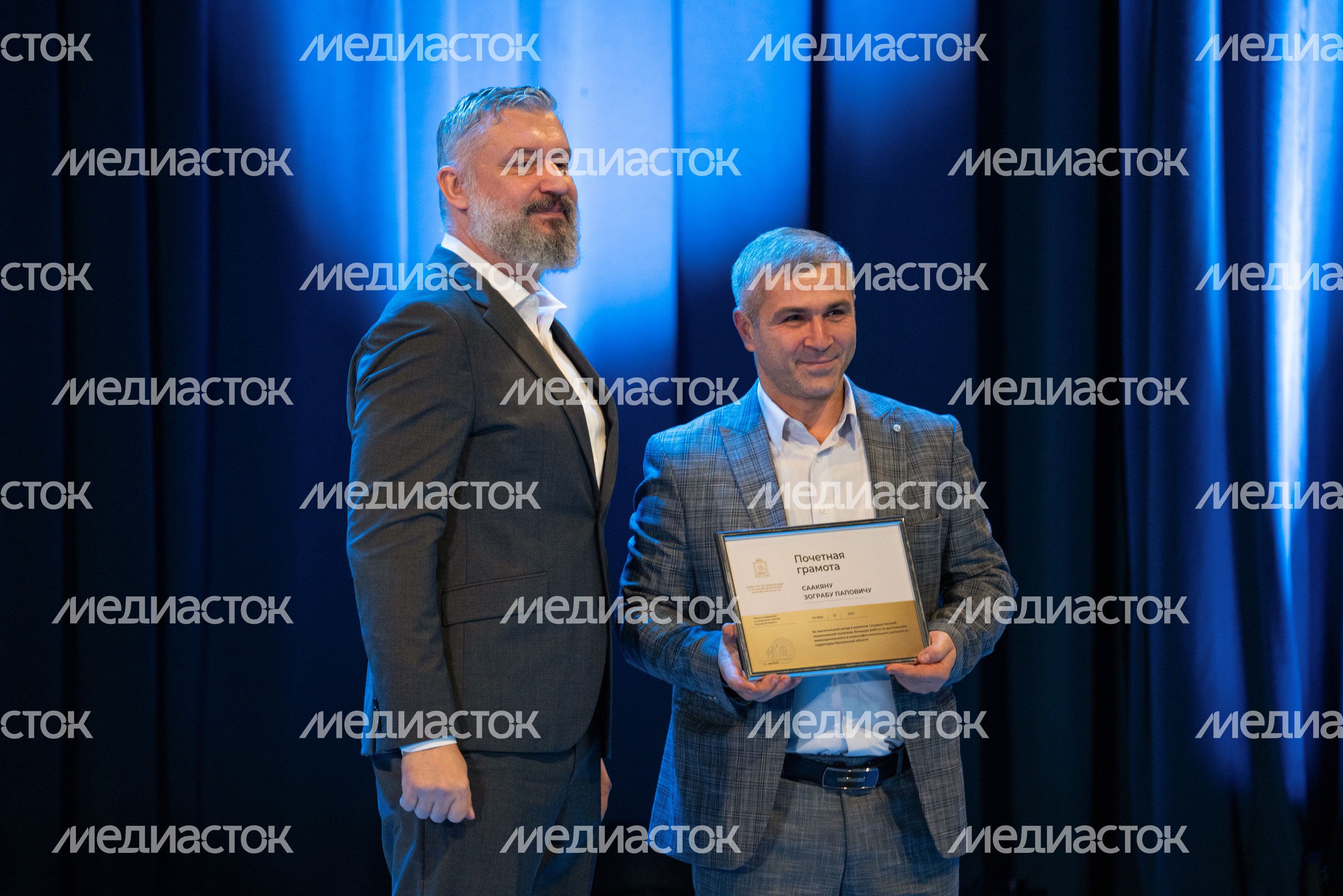 Награждение на сцене ДК «Подмосковье» в Красногорске на фестивале ко Дню народного единства Награждение на сцене ДК «Подмосковье» в Красногорске на фестивале ко Дню народного единства