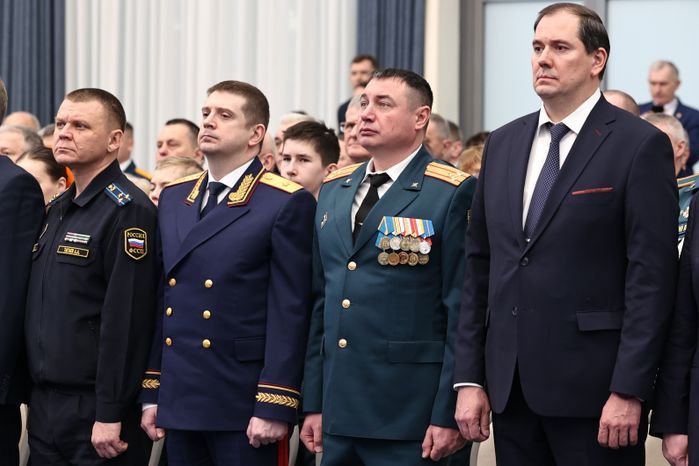 Сотрудников МЧС поздравили с Днем спасателя и 35-летием ведомства