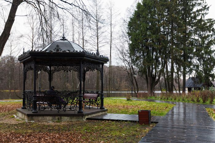 Беседка в Глуховском парке Ногинска осенью