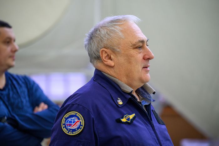 Инструктор на тренировке основного экипажа космонавтов МКС-74 в Звездном городке
