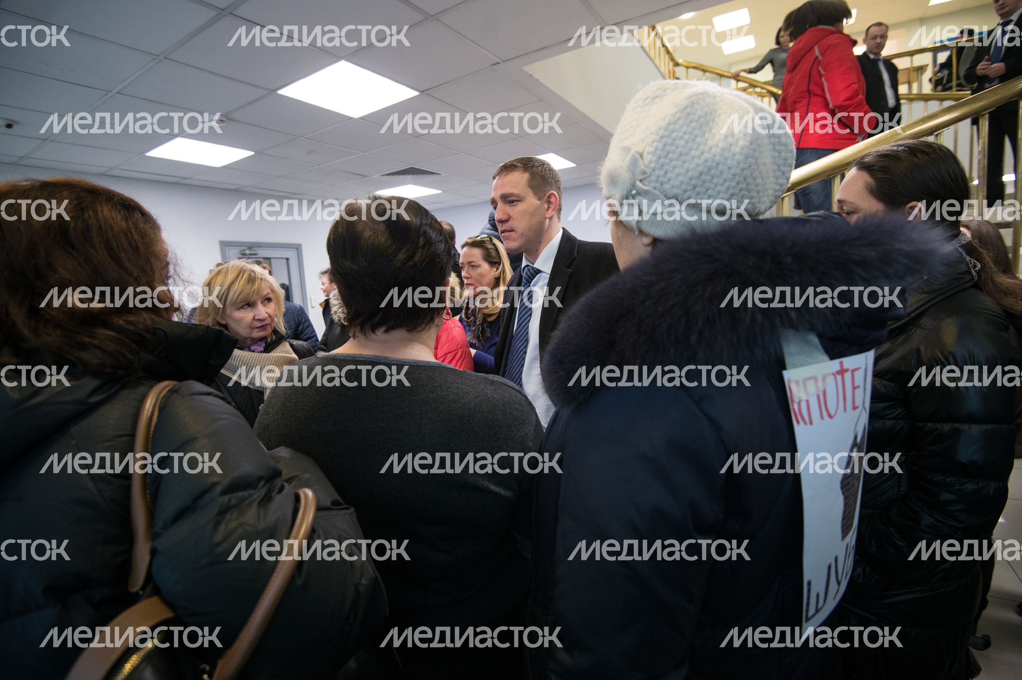 Акция протеста валютных заемщиков в офисе банка ВТБ 24 в Москве