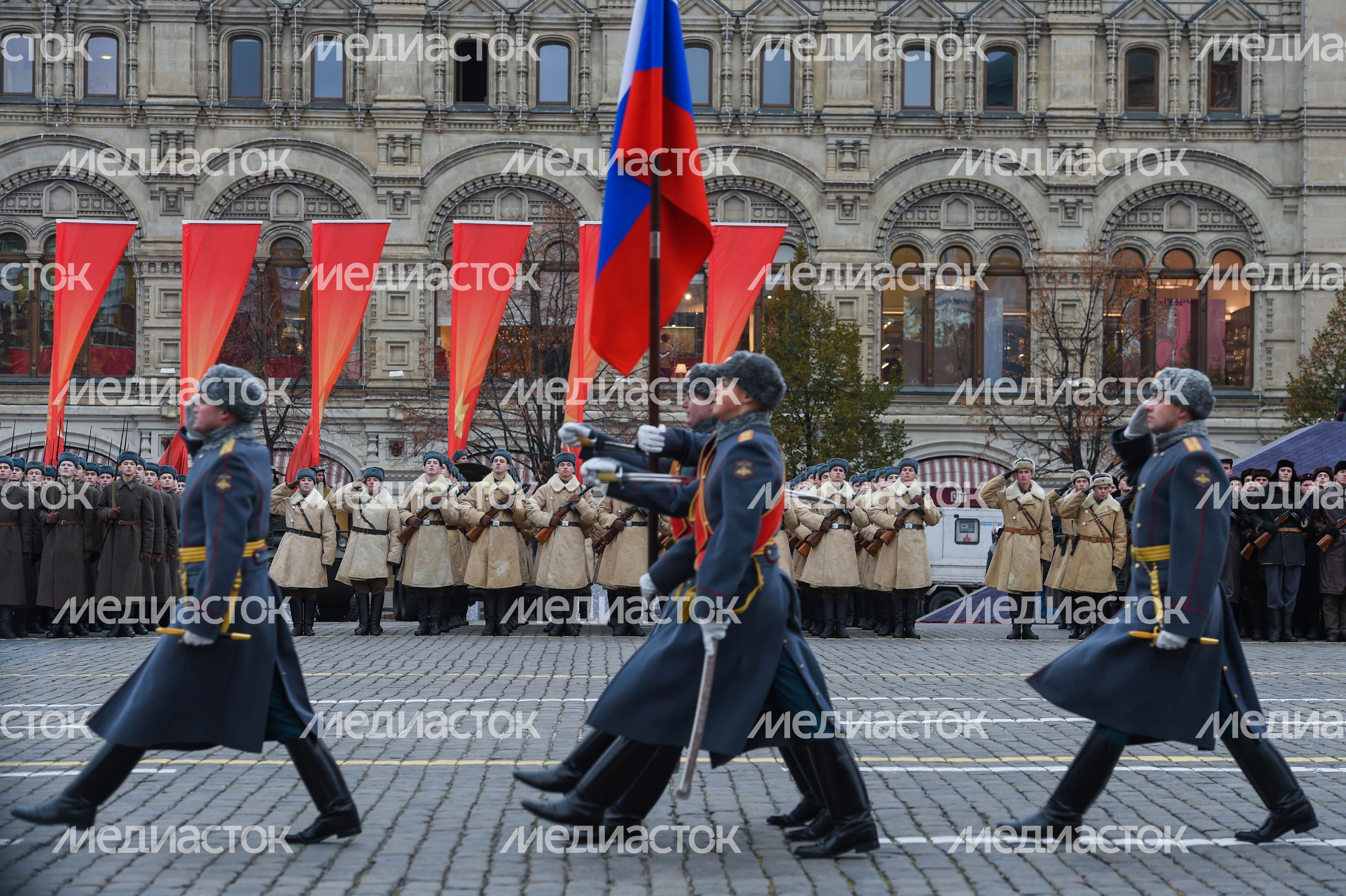 Торжественный марш в честь парада 1941 года на Красной площади в Москве