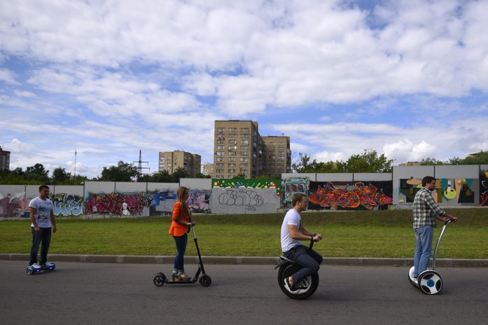 Молодые люди на электрических самокатах в Москве