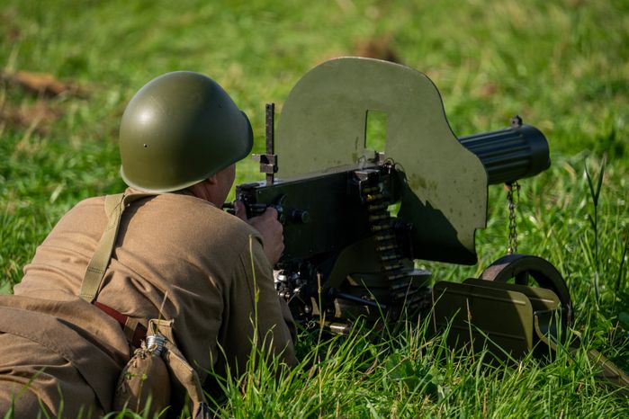 Солдат стреляет из пулемета в военно-исторической реконструкции Битвы за Москву