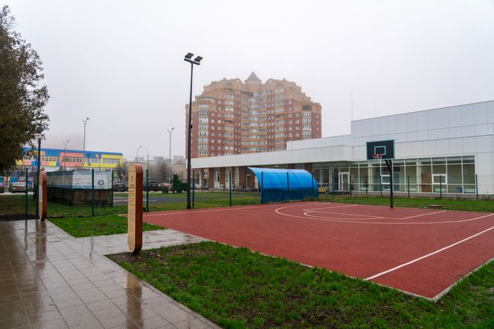 Спортивная площадка в парке «Питомник» в Серпухове осенью