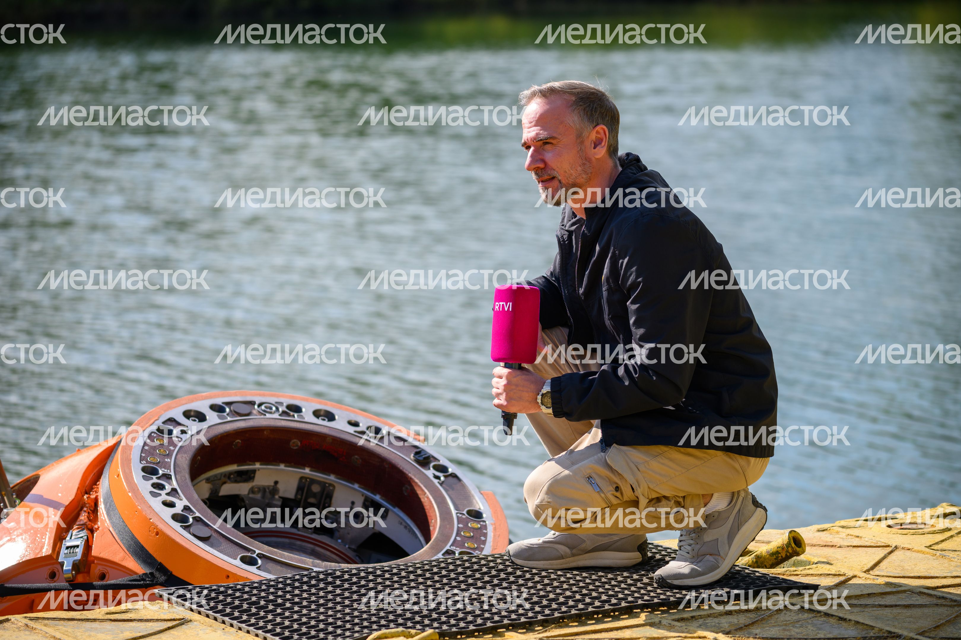 Тренировка космонавтов по действиям после посадки на водную поверхность в Ногинском спасательном центре МЧС России Тренировка космонавтов по действиям после посадки на водную поверхность в Ногинском спасательном центре МЧС России