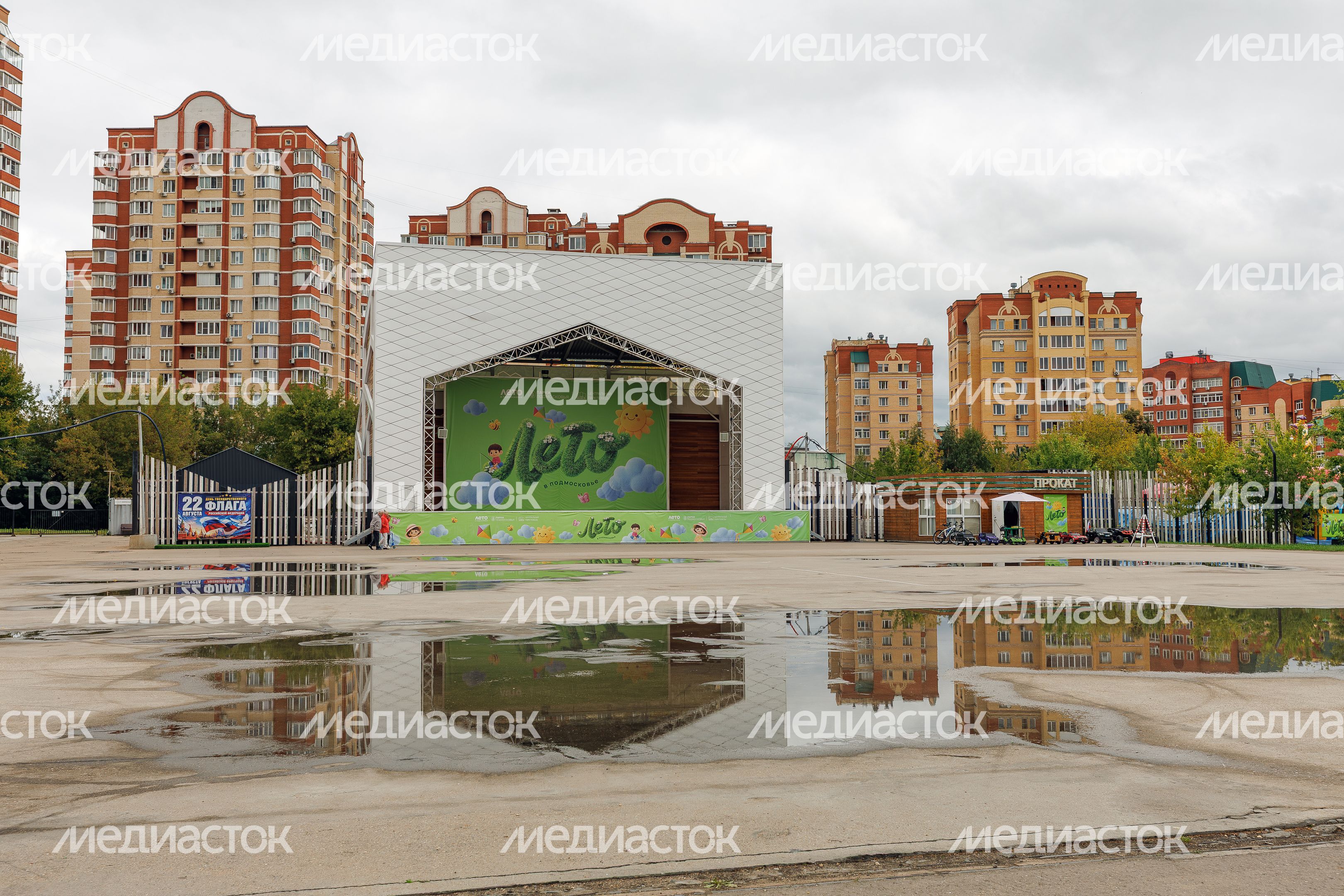Сцена в Центральном парке культуры и отдыха Долгопрудного летом (Городском парке) Сцена в Центральном парке культуры и отдыха Долгопрудного летом (Городском парке)