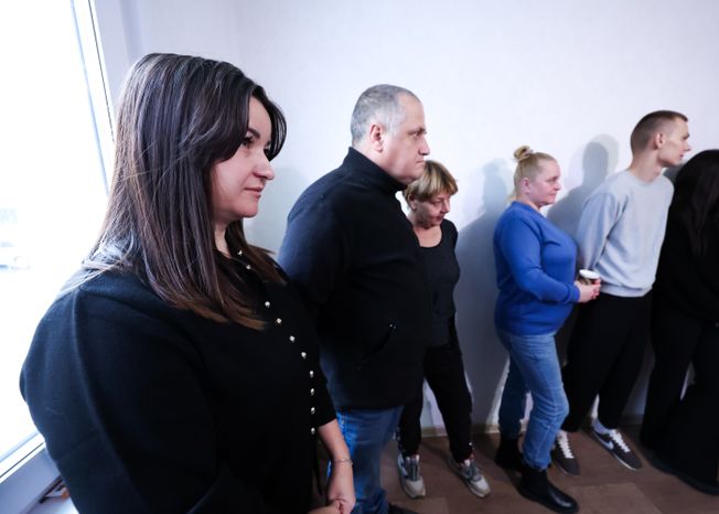 Андрей Воробьев навестил волоколамских новоселов, переехавших из аварийного жилья