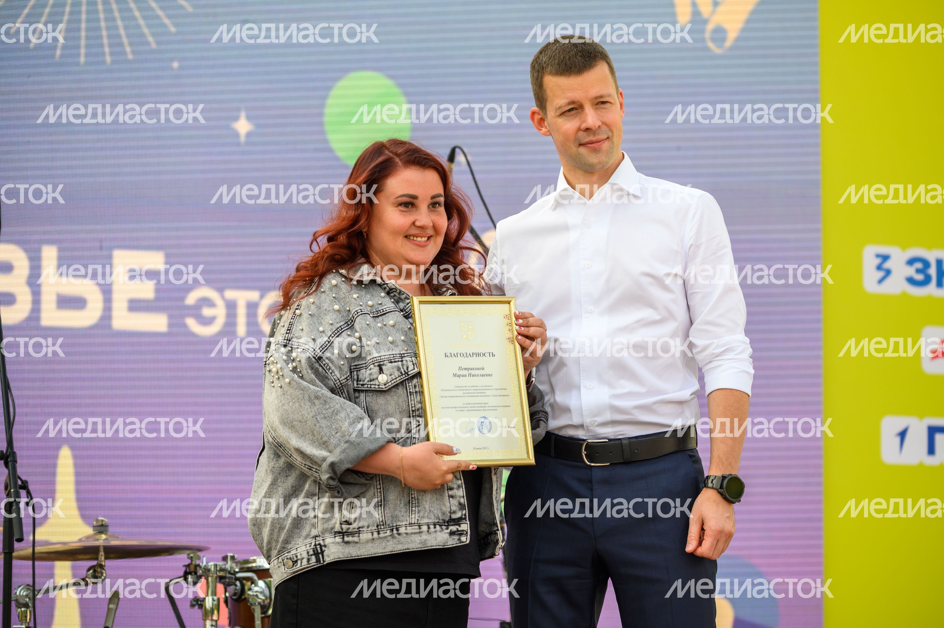 Глава Балашихи Сергей Юров наградил самых активных представителей молодежи на празднике в Пестовском парке Глава Балашихи Сергей Юров наградил самых активных представителей молодежи на празднике в Пестовском парке