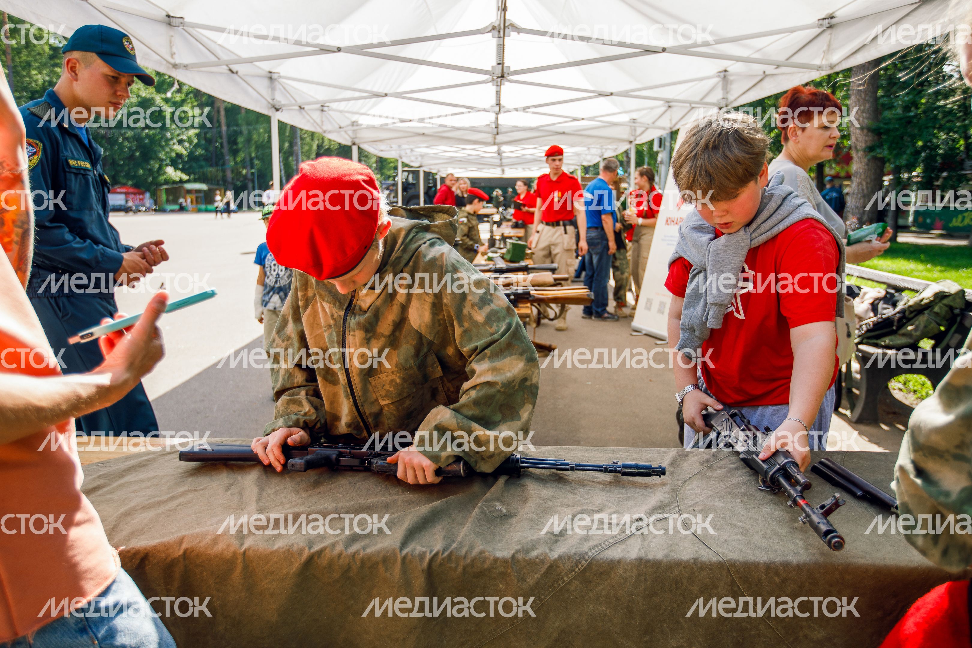 Выставка оружия на патриотическом фестивале «Гордость поколений» в Ногинске Богородского округа Выставка оружия на патриотическом фестивале «Гордость поколений» в Ногинске Богородского округа