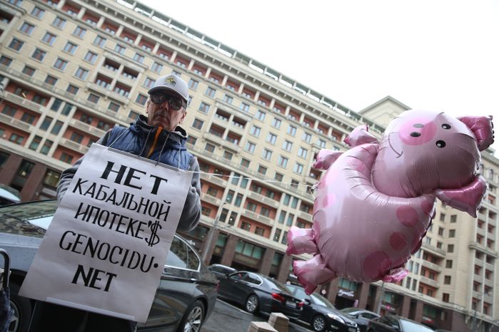 Акция протеста валютных заемщиков у здания Госдумы в Москве