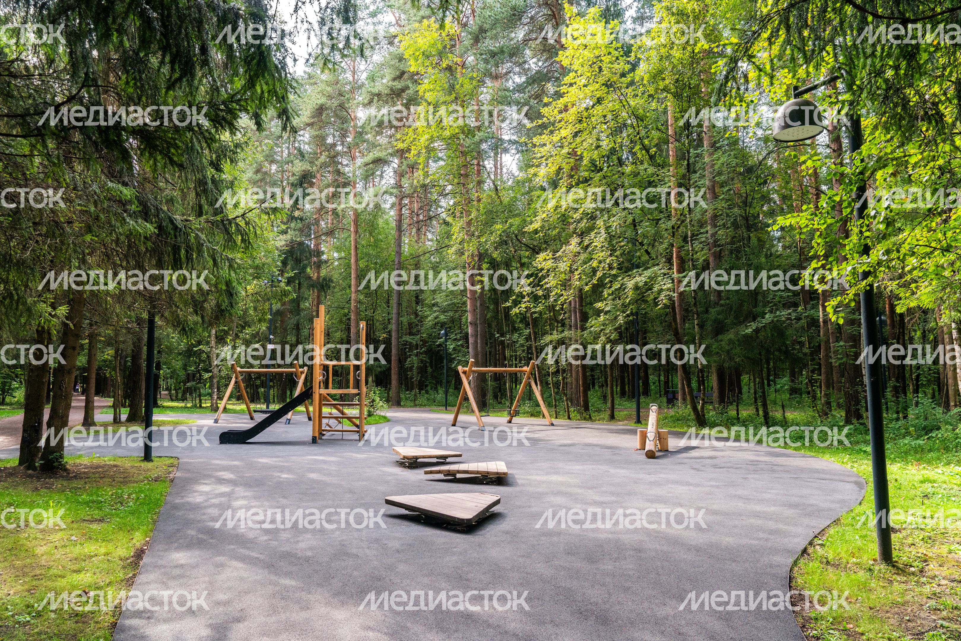 Детская площадка в Лобненском лесопарке летом 2026 года Детская площадка в Лобненском лесопарке летом 2026 года
