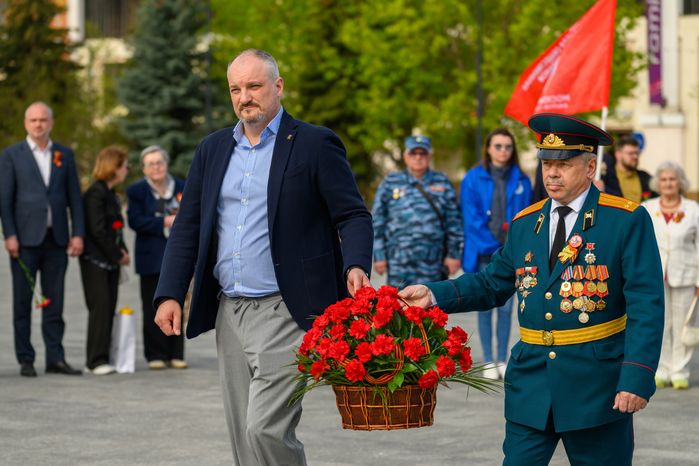 Возложение ветеранами цветов к мемориалу в Дмитровском округе в преддверие Дня Победы