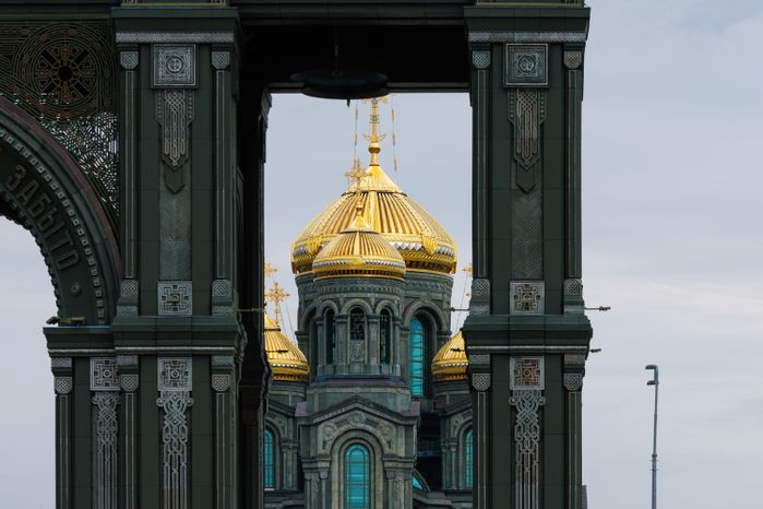Триумфальная арка с карильоном у Главного храма ВС РФ в Центральном парке «Патриот» Одинцовского округа