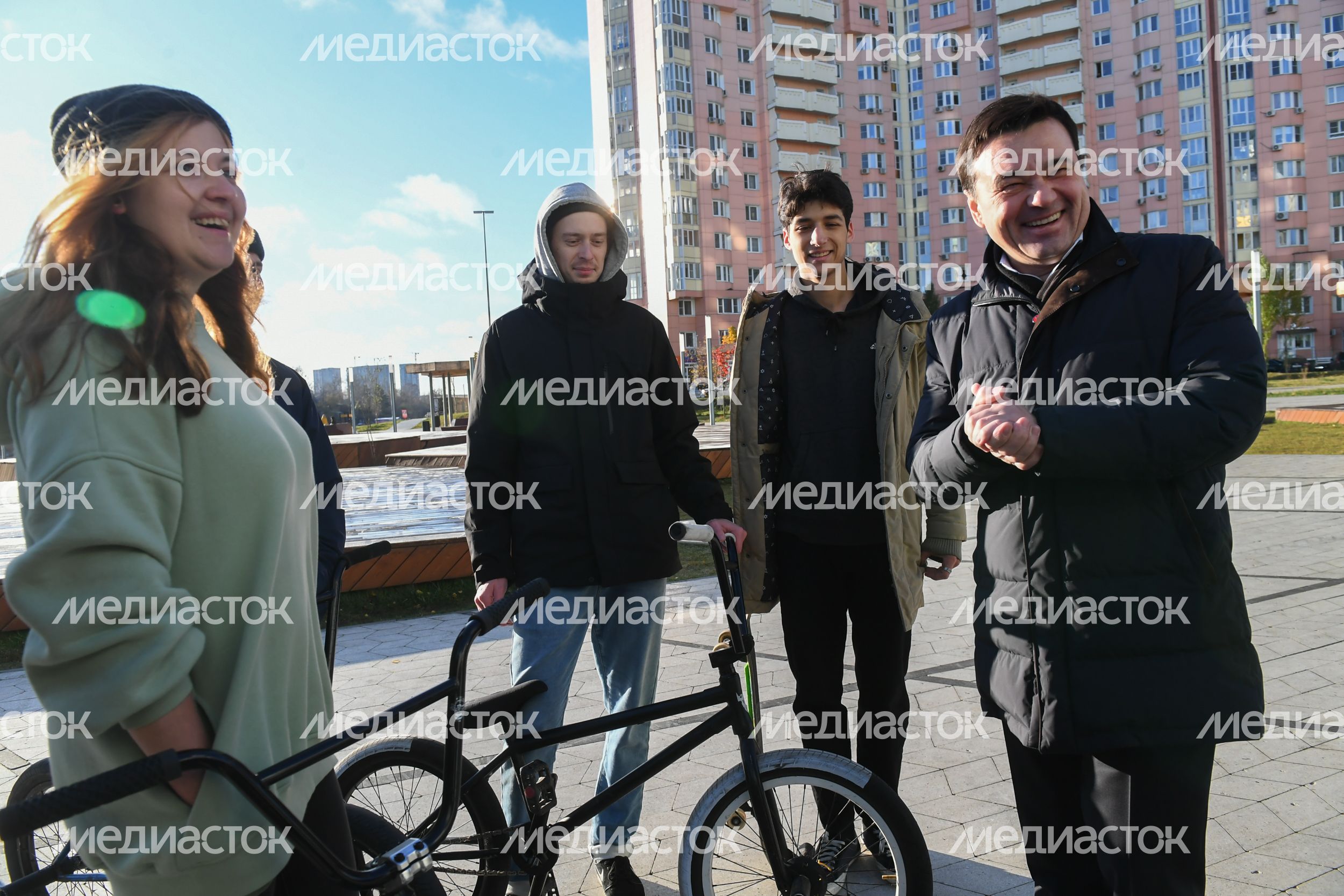 Проверка губернатором Подмосковья хода благоустройства набережной в микрорайоне Павшинская Пойма