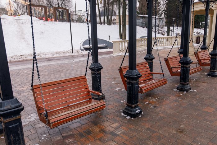 Качели в зимнем парке культуры и отдыха им. В. Талалихина в Подольске