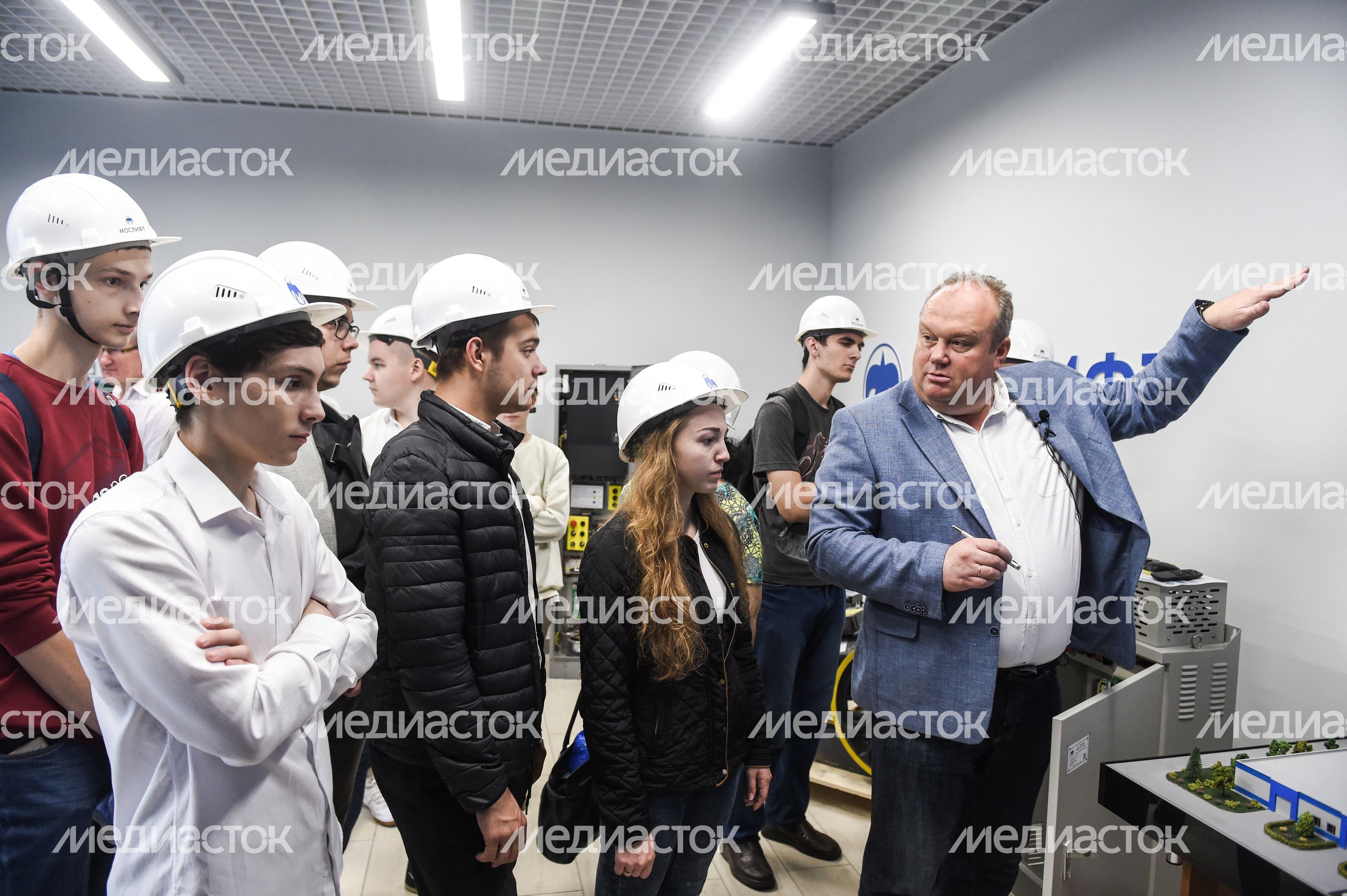 Экскурсия для студентов на производство Мослифт