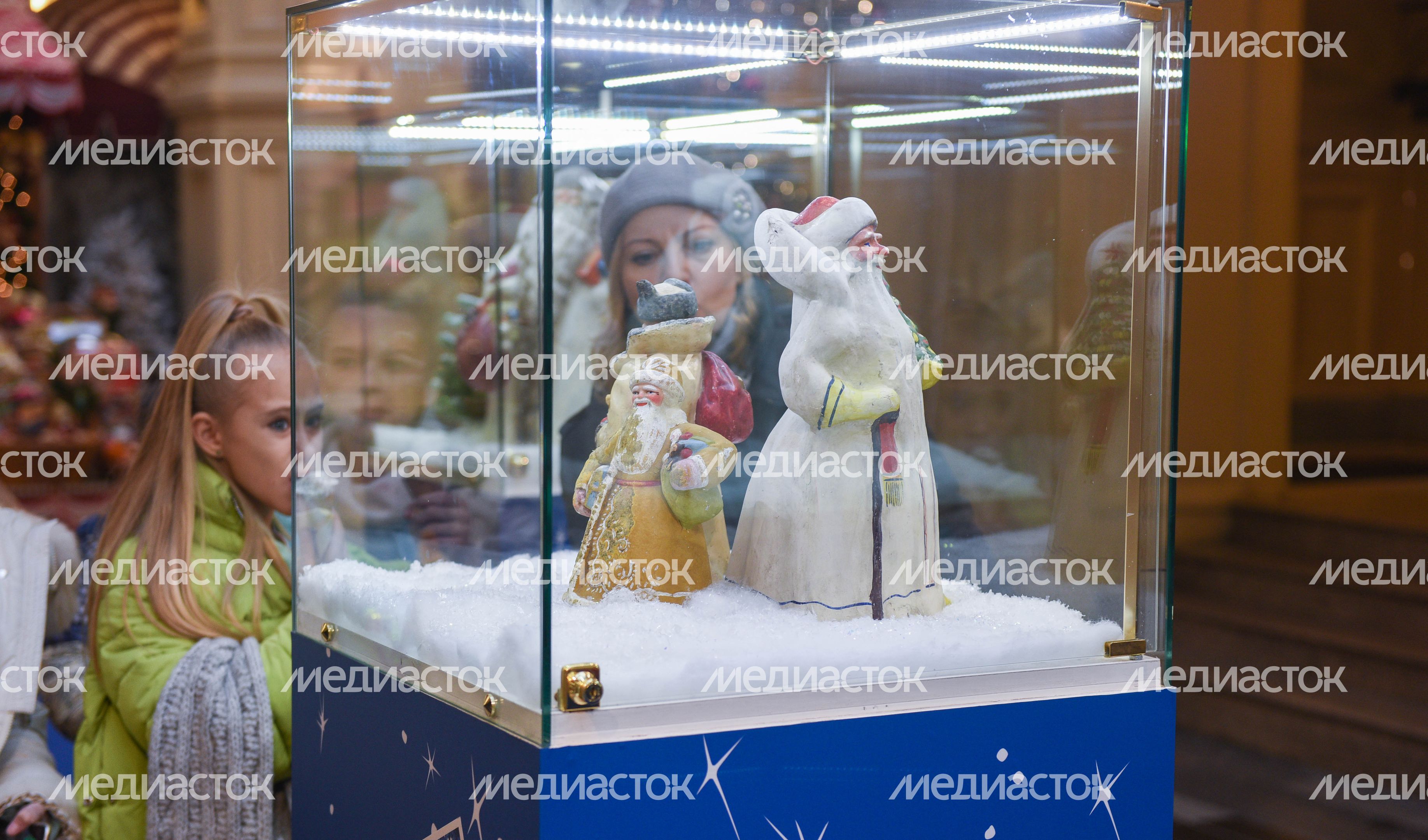 Выставка новогодних игрушек в ГУМе из личной коллекции Александра Олешко