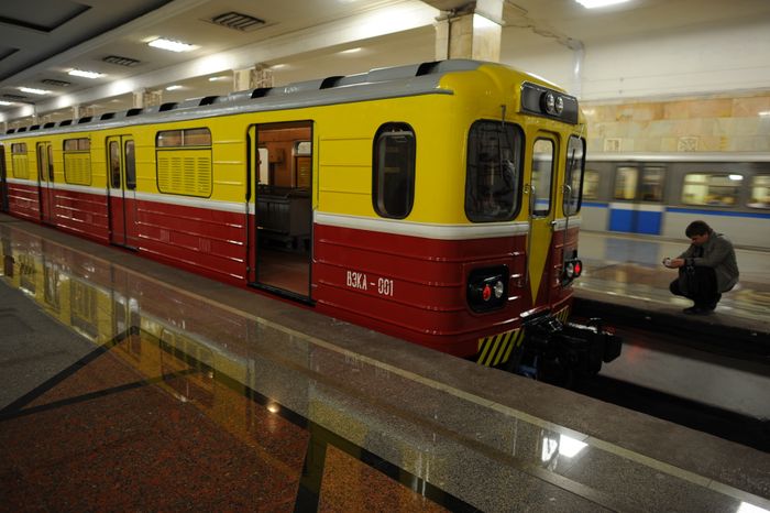 Выставка ретро-вагонов в честь 80-летия Московского метрополитена