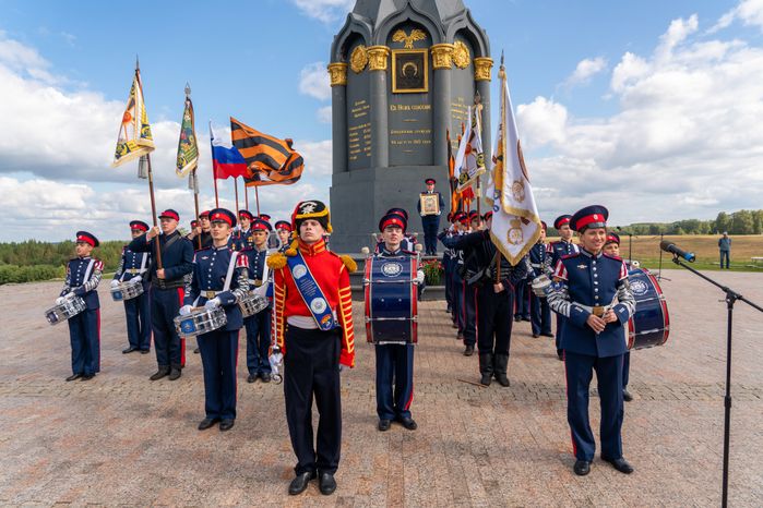 Кадеты из военного оркестра на памятных мероприятиях у батареи Раевского на Бородинском поле в День воинской славы России