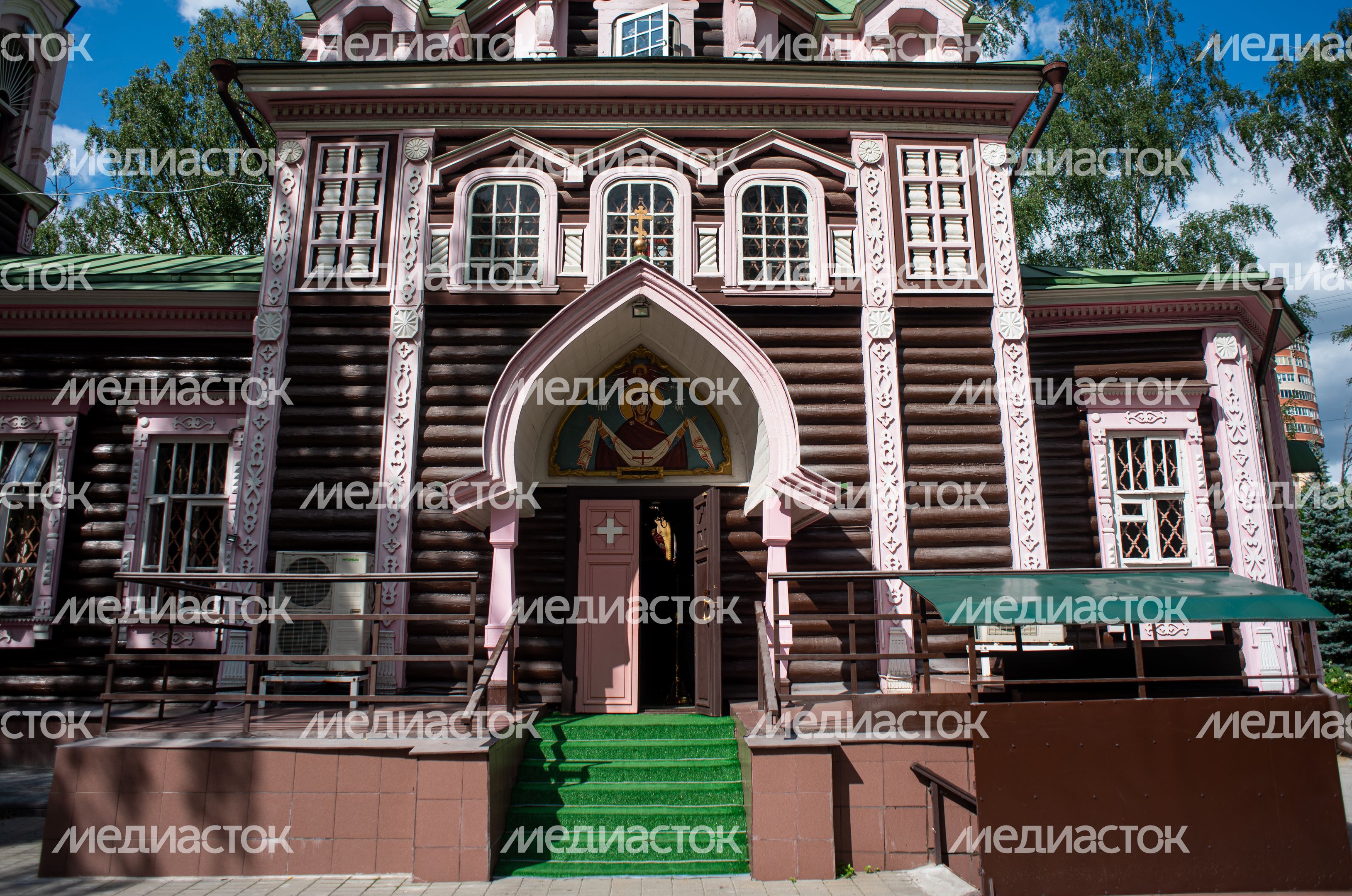 Летние виды Церкви Троицы Живоначальной в Наташине