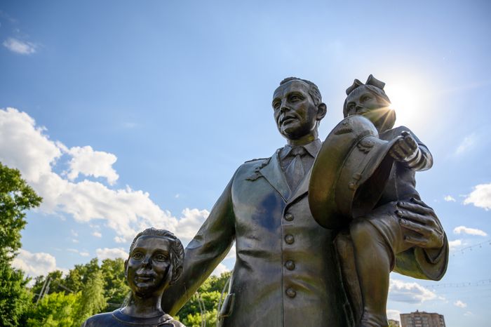 Памятники космонавтам в ЖК «Лукино-Варино» поселка Свердловский округа Лосино-Петровский
