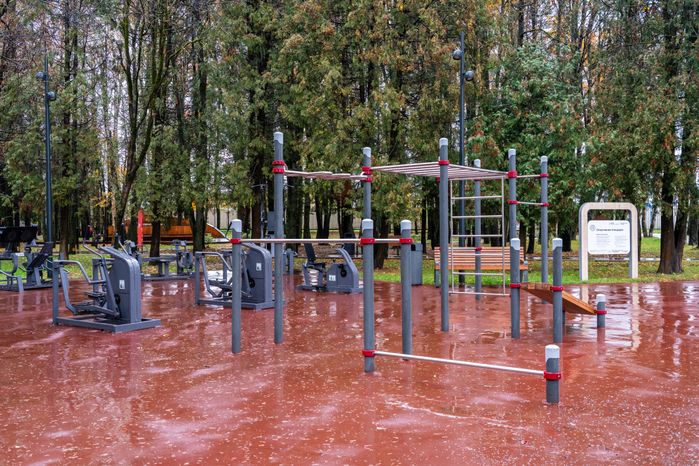 Спортивная площадка в городском парке «Гучково» в Дедовске осенью