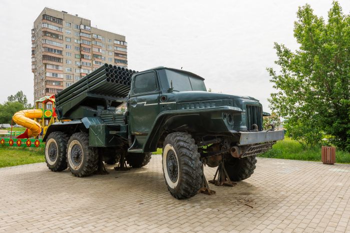 Установка «Град» у памятника «Создателям ракетного щита России» в городе Дзержинский округа Люберцы