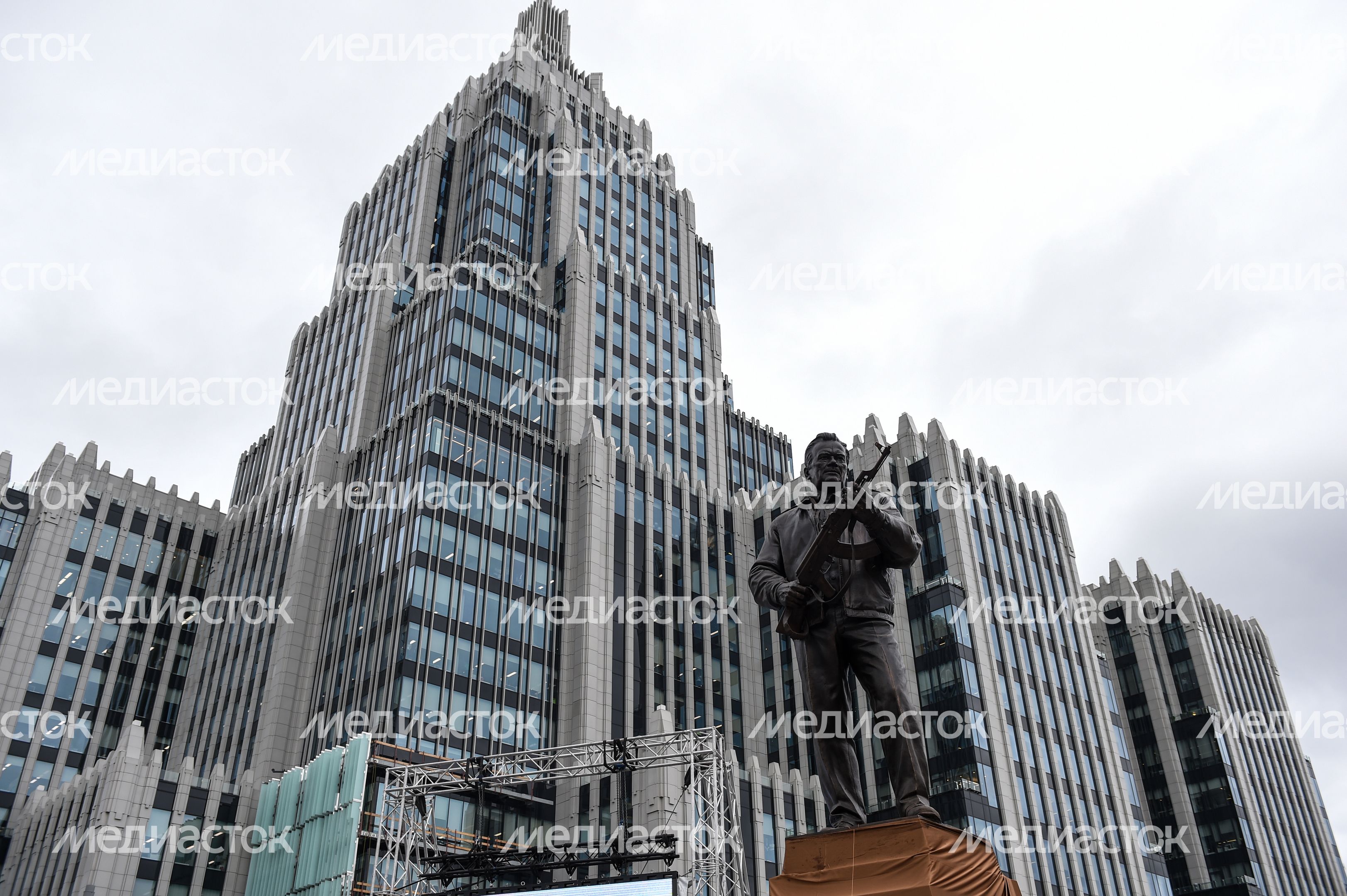 В Москве торжественно открыли памятник Михаилу Калашникову