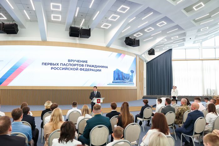 Андрей Воробьев вручил паспорта юным жителям Подмосковья