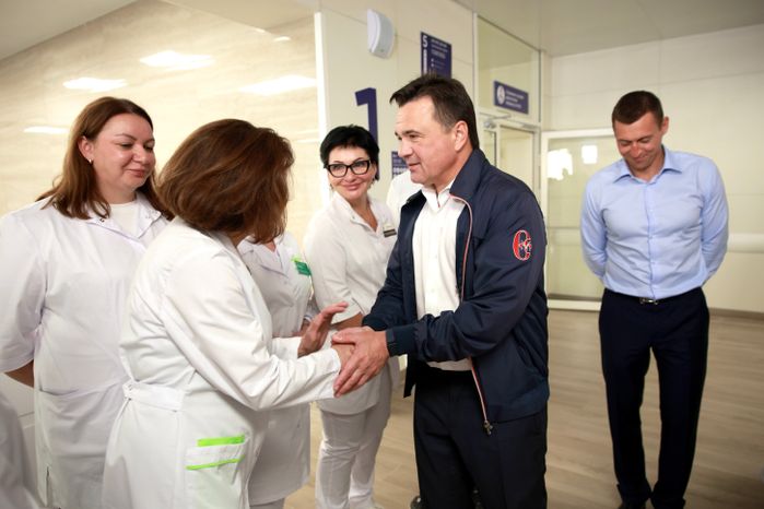 Андрей Воробьев пообщался с медицинским персоналом и пациентами новой комплексной поликлиники в Королёве