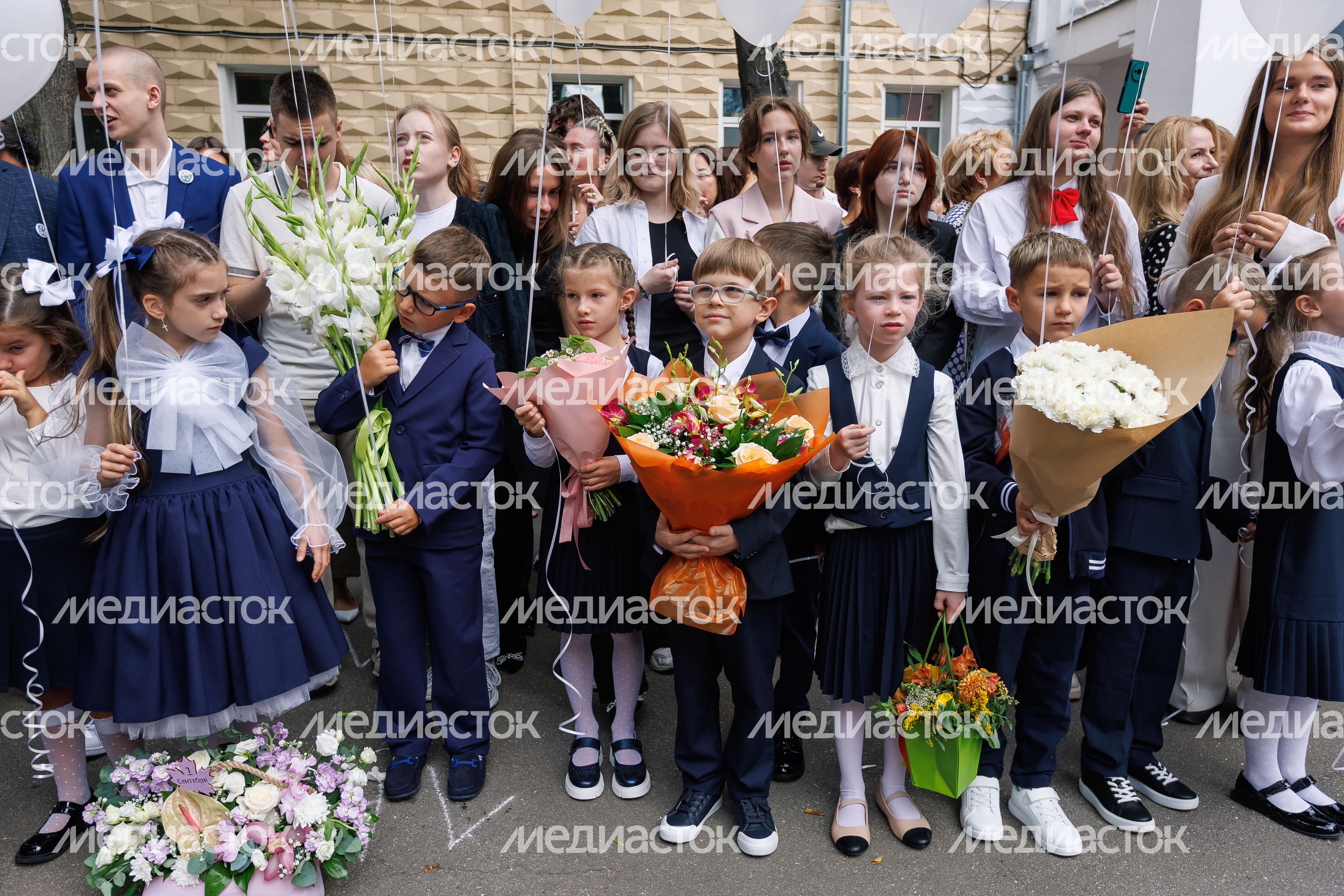 Первоклассники 1 сентября на линейке в школе Первоклассники 1 сентября на линейке в школе
