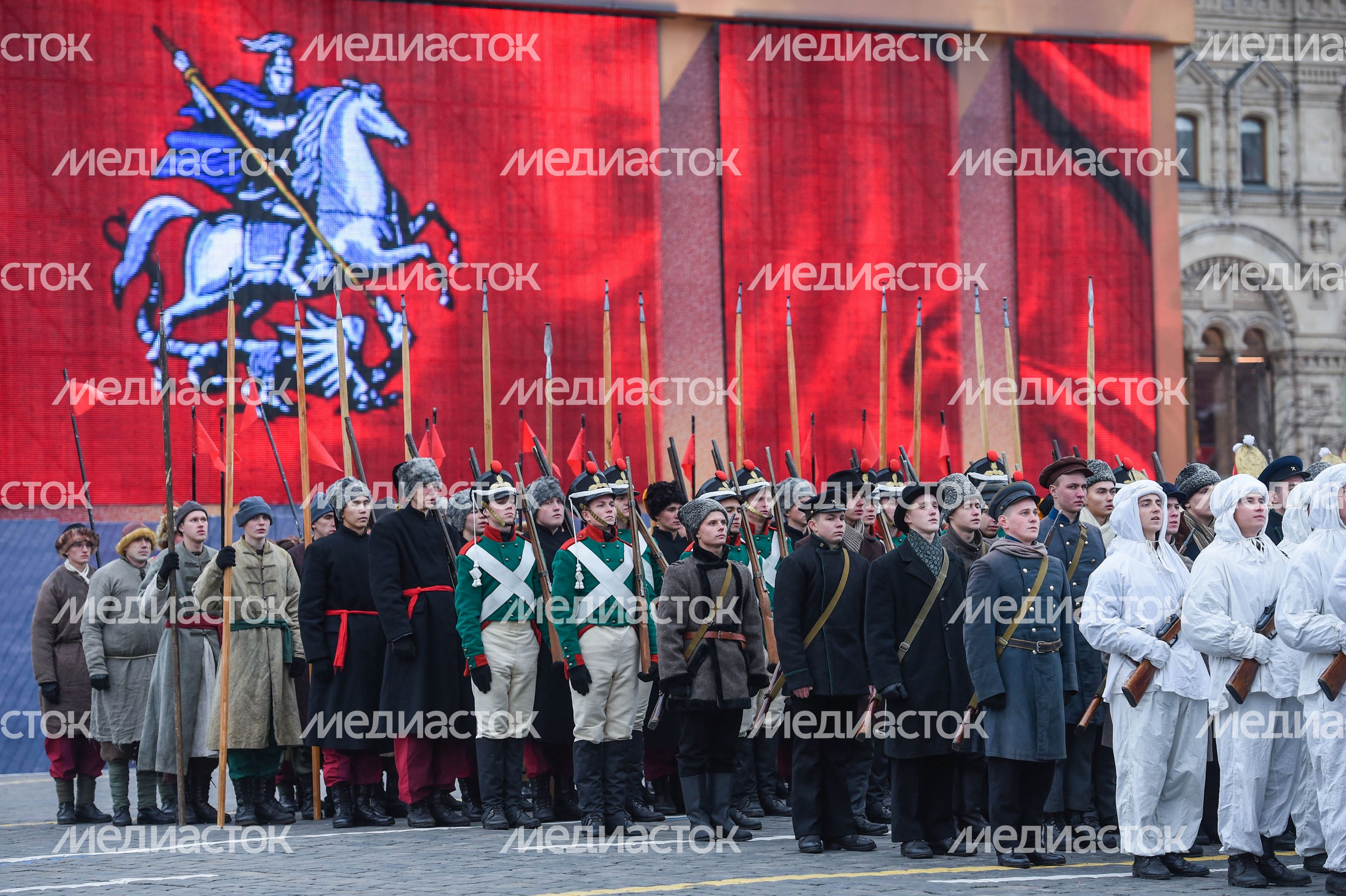 Торжественный марш в честь парада 1941 года на Красной площади в Москве