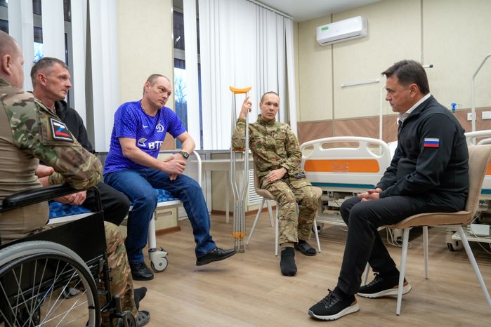 Андрей Воробьев навестил бойцов СВО в санатории "Солнечногорский"