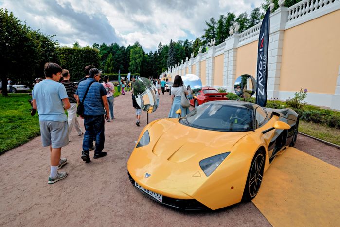 Ретроавтомобили и суперкары на автофестивале «Автовыходные в Архангельском» в округе Красногорск